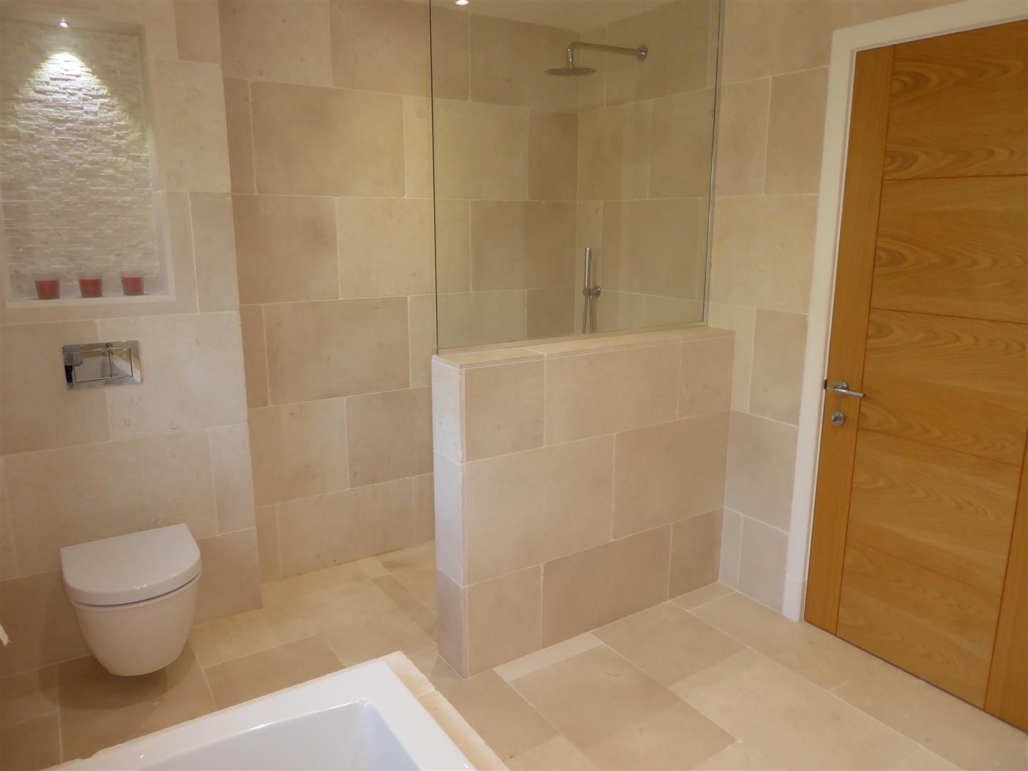 FAMILY BATH/SHOWER ROOM